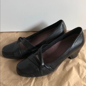 CLARKS WOMEN’S BLACK LEATHER CLOSE SHOES|SIZE 7.5M
